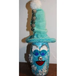 Weihnachtsdeko|Susanne Hiebl...die etwas andere Art! Dekofigur SCHNEEFLÖCKCHEN Weihnachtswichtel witzige Upcyclingfigur aus Sektflasche m. handgestricktem Mützchen