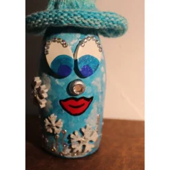 Weihnachtsdeko|Susanne Hiebl...die etwas andere Art! Dekofigur SCHNEEFLÖCKCHEN Weihnachtswichtel witzige Upcyclingfigur aus Sektflasche m. handgestricktem Mützchen