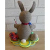 Deko-Osterhase mit Kulleraugen - gehäkelt - mit Eiern auf Filzuntersetzer Osterhasen