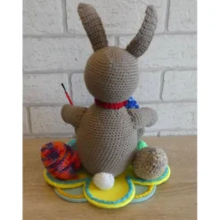 Deko-Osterhase mit Kulleraugen - gehäkelt - mit Eiern auf Filzuntersetzer Osterhasen