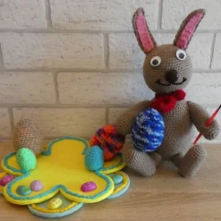 Deko-Osterhase mit Kulleraugen - gehäkelt - mit Eiern auf Filzuntersetzer Osterhasen