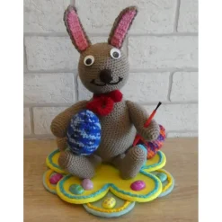Deko-Osterhase mit Kulleraugen - gehäkelt - mit Eiern auf Filzuntersetzer Osterhasen