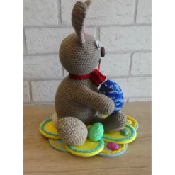 Deko-Osterhase mit Kulleraugen - gehäkelt - mit Eiern auf Filzuntersetzer Osterhasen