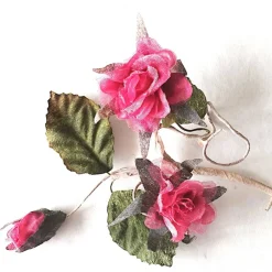 Best Duftiger Rosenzweig mit 3 Blüten, rosarot, als Deko auf einer Geschenkverpackung Geschenkverpackungen