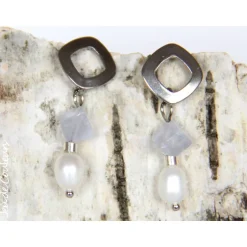 Brautschmuck|Jeu de Couleurs Edelstahlohrstecker mit weißen Süßwasserzuchtperlen und hellblauen Chalcedon-Würfel, eingehängtem Element, Accessoire