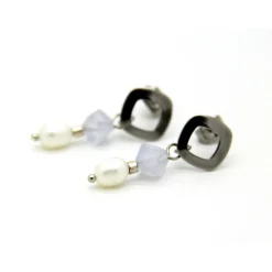 Brautschmuck|Jeu de Couleurs Edelstahlohrstecker mit weißen Süßwasserzuchtperlen und hellblauen Chalcedon-Würfel, eingehängtem Element, Accessoire