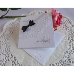 Hot Einladungskarte zur Hochzeit in weiß mit schwarzer Fliege und Spitzenelement Einladungskarten