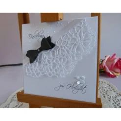 Hot Einladungskarte zur Hochzeit in weiß mit schwarzer Fliege und Spitzenelement Einladungskarten