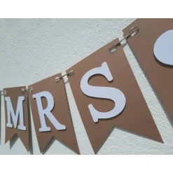 Hochzeitsgirlanden|TiJaPapierDeko Elegante Girlande zur Hochzeit.  Mr & Mrs Schriftzug in Beige und Weiß.  Auf Wunsch personalisiert mit Namen.