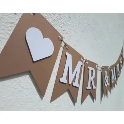 Hochzeitsgirlanden|TiJaPapierDeko Elegante Girlande zur Hochzeit.  Mr & Mrs Schriftzug in Beige und Weiß.  Auf Wunsch personalisiert mit Namen.