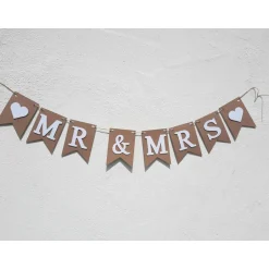 Hochzeitsgirlanden|TiJaPapierDeko Elegante Girlande zur Hochzeit.  Mr & Mrs Schriftzug in Beige und Weiß.  Auf Wunsch personalisiert mit Namen.