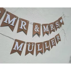 Hochzeitsgirlanden|TiJaPapierDeko Elegante Girlande zur Hochzeit.  Mr & Mrs Schriftzug in Beige und Weiß.  Auf Wunsch personalisiert mit Namen.