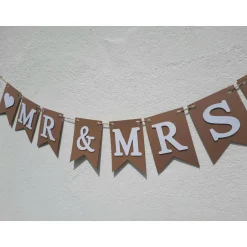 Hochzeitsgirlanden|TiJaPapierDeko Elegante Girlande zur Hochzeit.  Mr & Mrs Schriftzug in Beige und Weiß.  Auf Wunsch personalisiert mit Namen.