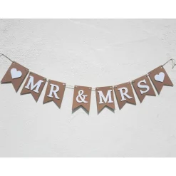 Hochzeitsgirlanden|TiJaPapierDeko Elegante Girlande zur Hochzeit.  Mr & Mrs Schriftzug in Beige und Weiß.  Auf Wunsch personalisiert mit Namen.