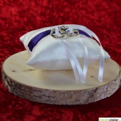 Clearance Elegantes Ringkissen aus weißem Satin mit lilanem Satinband und zarter weißer Schleife - Perfekte Hochzeitsdekoration Ringkissen
