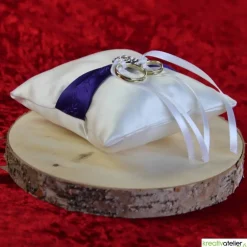 Clearance Elegantes Ringkissen aus weißem Satin mit lilanem Satinband und zarter weißer Schleife - Perfekte Hochzeitsdekoration Ringkissen
