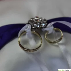Clearance Elegantes Ringkissen aus weißem Satin mit lilanem Satinband und zarter weißer Schleife - Perfekte Hochzeitsdekoration Ringkissen