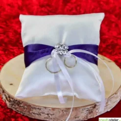 Clearance Elegantes Ringkissen aus weißem Satin mit lilanem Satinband und zarter weißer Schleife - Perfekte Hochzeitsdekoration Ringkissen