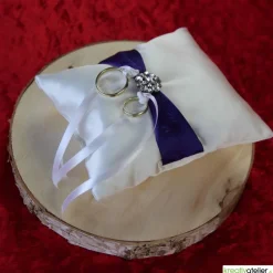 Clearance Elegantes Ringkissen aus weißem Satin mit lilanem Satinband und zarter weißer Schleife - Perfekte Hochzeitsdekoration Ringkissen