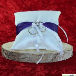 Clearance Elegantes Ringkissen aus weißem Satin mit lilanem Satinband und zarter weißer Schleife - Perfekte Hochzeitsdekoration Ringkissen