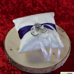Clearance Elegantes Ringkissen aus weißem Satin mit lilanem Satinband und zarter weißer Schleife - Perfekte Hochzeitsdekoration Ringkissen