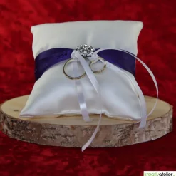 Clearance Elegantes Ringkissen aus weißem Satin mit lilanem Satinband und zarter weißer Schleife - Perfekte Hochzeitsdekoration Ringkissen
