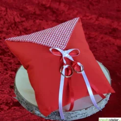 Discount Elegantes Ringkissen aus rotem Poppeline mit Satinbändern - Perfekte Ergänzung für Ihre Hochzeitszeremonie Ringkissen