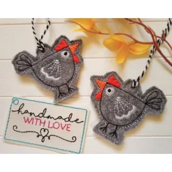Outlet 2er Set Hühner Anhänger Filz Osterdeko gestickt, Osterstrauch Dekoration Henne Huhn Geschenk Hühnerhalter Osterdeko