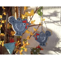 Outlet 2er Set Hühner Anhänger Filz Osterdeko gestickt, Osterstrauch Dekoration Henne Huhn Geschenk Hühnerhalter Osterdeko