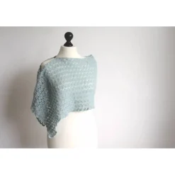 Online Gehäkelte eisblaue Stola für die Winterbraut . Schultertuch mit Perlen und Mohair . Edles Häkeltuch . Etwas Blaues für die Braut Brautstolen & -Boleros