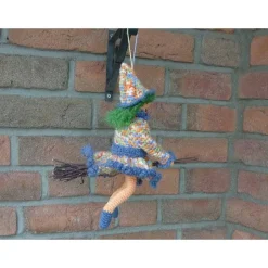 Clearance Gehäkelte Hexe auf Hexenbesen bunt Deko Halloween
