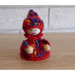 Weihnachtsdeko|CreativBaer gehäkelter Wichtel - rot-bunt (9 cm x 6 cm)