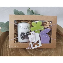 Online Geschenkbox mit handverzierter Kerze "Frohe Ostern" und Schafmilchseifen Hase (Lavendel) und Blume - Osterkerze Ostergeschenke