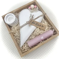 Geschenke Für Frauen|AnnaLinaKreativ Handmade Geschenke-Set mit Holztablett, Kerze, Kerzenhalter und Herzanhänger aus Keramikgips mit Holztablett