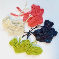 Sale Geschenkschachtel - Oh Baby - mit gestrickten Baby-Söckchen und Glückwunschkarte Krönchen mit Wunschtext Geldgeschenke
