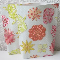 Sale Geschenktüte Stitch, gestickte Blüten, 2 Stück Bodenbeutel-Papiertüten aus Geschenkpapier von Roger la Borde Geschenkverpackungen