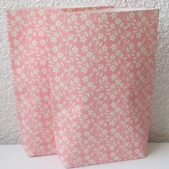 Outlet Geschenktüten Blümchen auf Rosa, 2 Stück geblümte Bodenbeutel-Papiertüten, Bodenbreite variabel Geschenkverpackungen