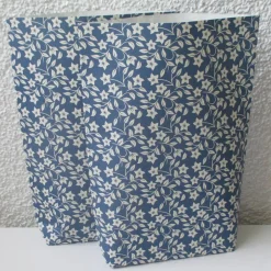 Sale Geschenktüten Blümchen auf Blau, 2 Stück geblümte Bodenbeutel-Papiertüten, Bodenbreite variabel Geschenkverpackungen