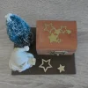 Geschenkverpackungen|CreativBaer Geschenkverpackung Holztruhe mit Weihnachtsmann und Tannenbaum