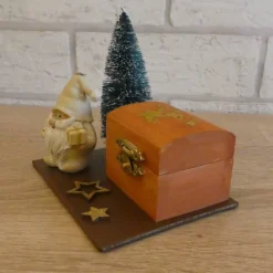 Geschenkverpackungen|CreativBaer Geschenkverpackung Holztruhe mit Weihnachtsmann und Tannenbaum