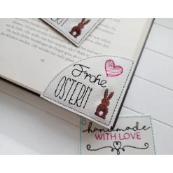 Gesticktes Lesezeichen Ostern Hase – Frohe Ostern auf weißem Kunstleder – Geschenk für Bücherfreunde Ostergeschenke