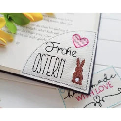 Gesticktes Lesezeichen Ostern Hase – Frohe Ostern auf weißem Kunstleder – Geschenk für Bücherfreunde Ostergeschenke