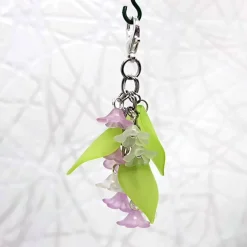 Hot Glücksbringer Taschenbaumler „Zarte Blumen“ violett – Verspielter Anhänger für Tasche & Rucksack Geschenke