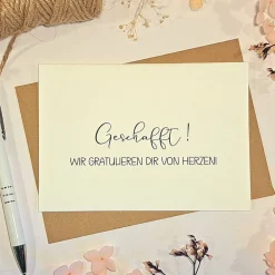 New Glückwunschkarte Geschafft! – Edle Abschlusskarte für Abitur, Führerschein, Studium oder Ausbildung mit Umschlag Glückwunschkarten