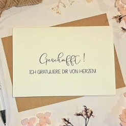 New Glückwunschkarte Geschafft! – Edle Abschlusskarte für Abitur, Führerschein, Studium oder Ausbildung mit Umschlag Glückwunschkarten