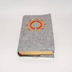 Best Gotteslobhülle, Filz, grau, bestickt mit grauem Kreuz, mit orangen, gelben Strahlen, die wie eine Blume angeordnet sind Gotteslobhülle