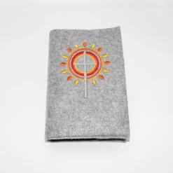 Best Gotteslobhülle, Filz, grau, bestickt mit grauem Kreuz, mit orangen, gelben Strahlen, die wie eine Blume angeordnet sind Gotteslobhülle