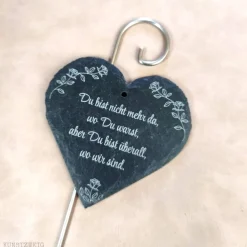 Outlet Grabdekoration, Schiefer-Herz mit Rosen-Motiv, Grabschmuck mit Wunschtext, Grabschild, personalisierbar Gedenksteine