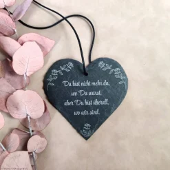 Outlet Grabdekoration, Schiefer-Herz mit Rosen-Motiv, Grabschmuck mit Wunschtext, Grabschild, personalisierbar Gedenksteine