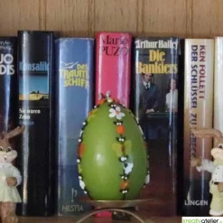 Clearance große Ostereikerze in grün mit doppelter, frühlingshafter Blumenranke verziert Osterkerzen